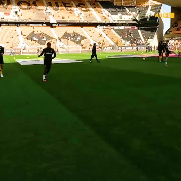 【训练花絮】POV You are Wolves captain and you are warming up at Molineux